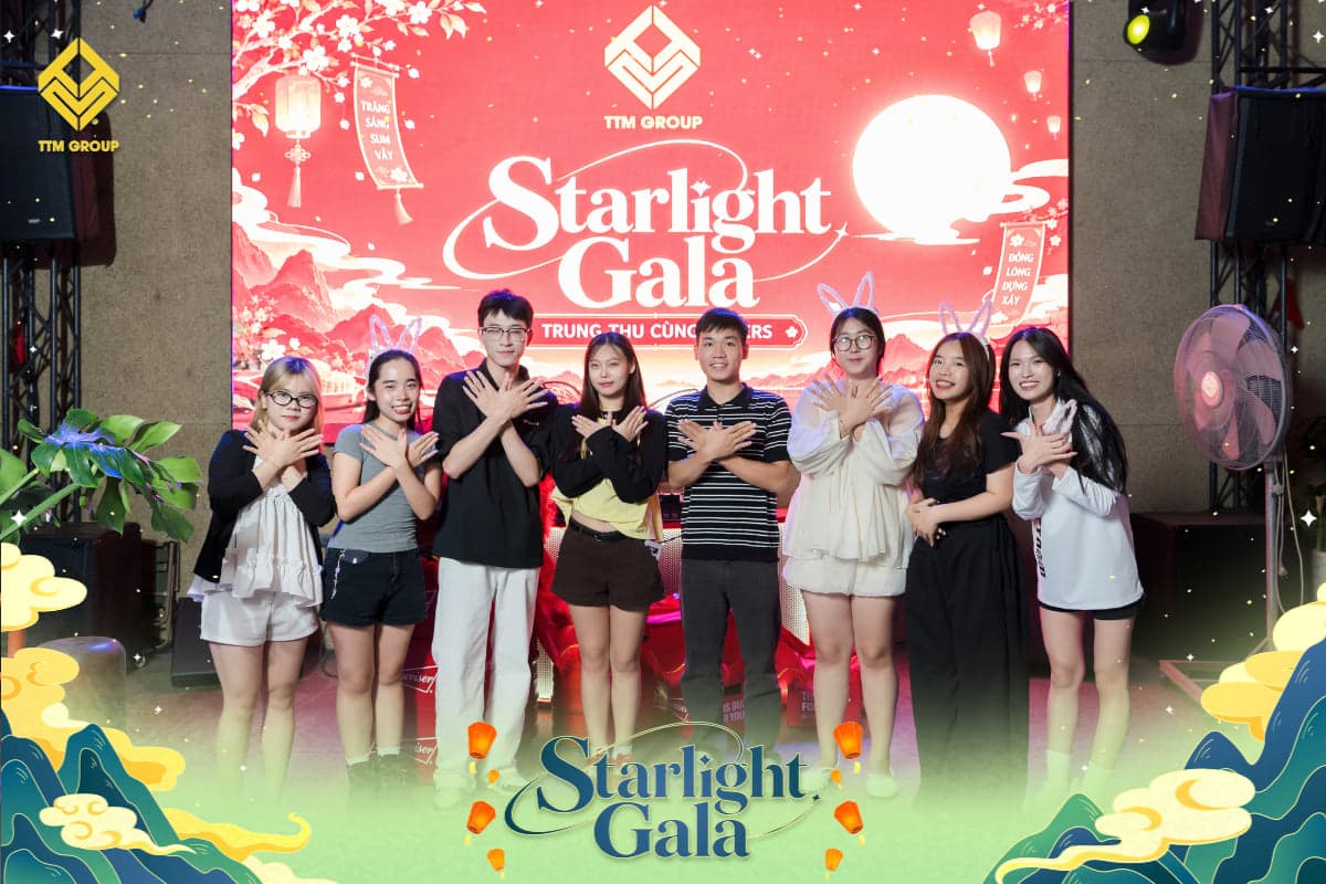 Các đội chụp ảnh kỷ niệm trước sân khấu Starlight Gala