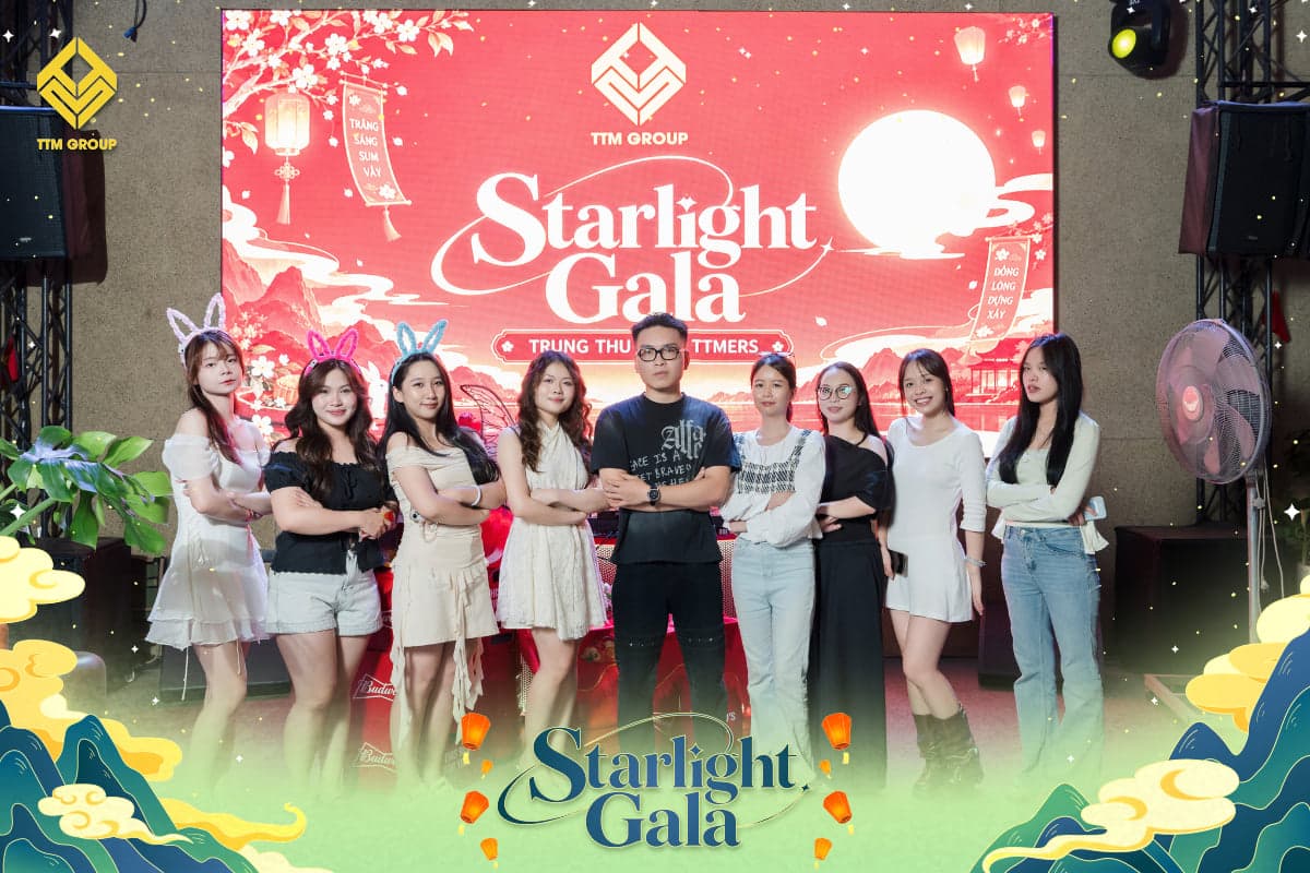 Các đội chụp ảnh kỷ niệm trước sân khấu Starlight Gala