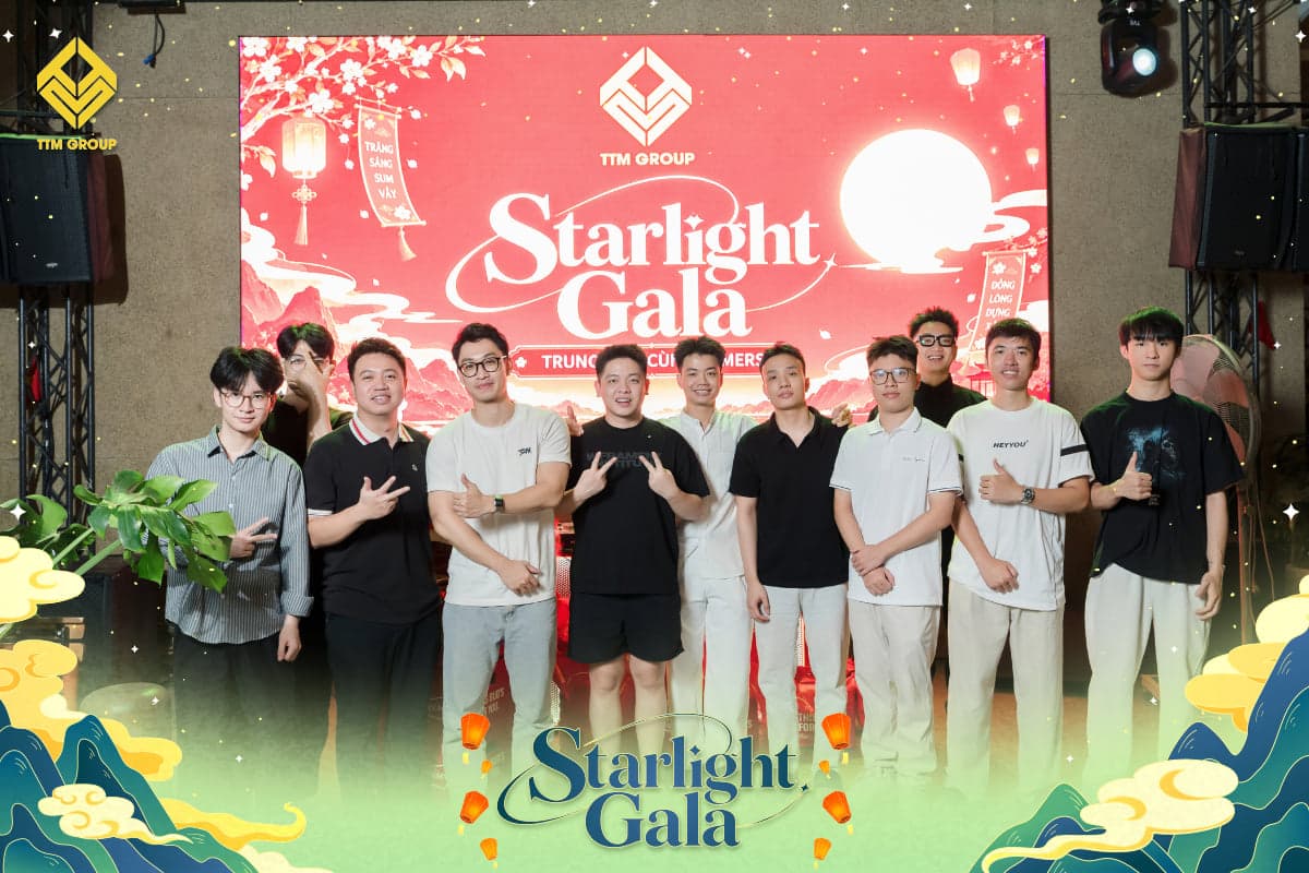 Các đội chụp ảnh kỷ niệm trước sân khấu Starlight Gala