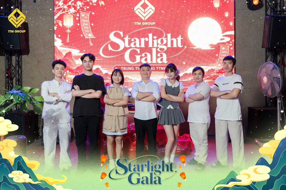 Các đội chụp ảnh kỷ niệm trước sân khấu Starlight Gala