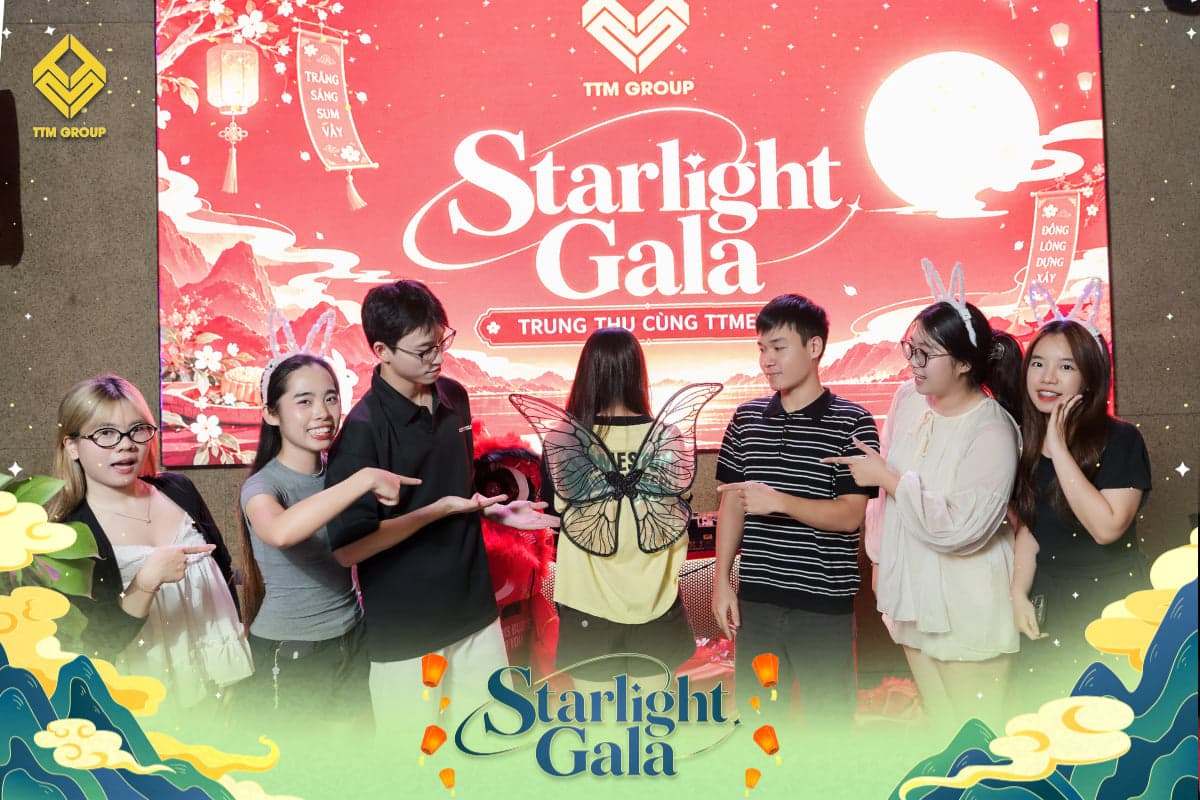 Các đội chụp ảnh kỷ niệm trước sân khấu Starlight Gala
