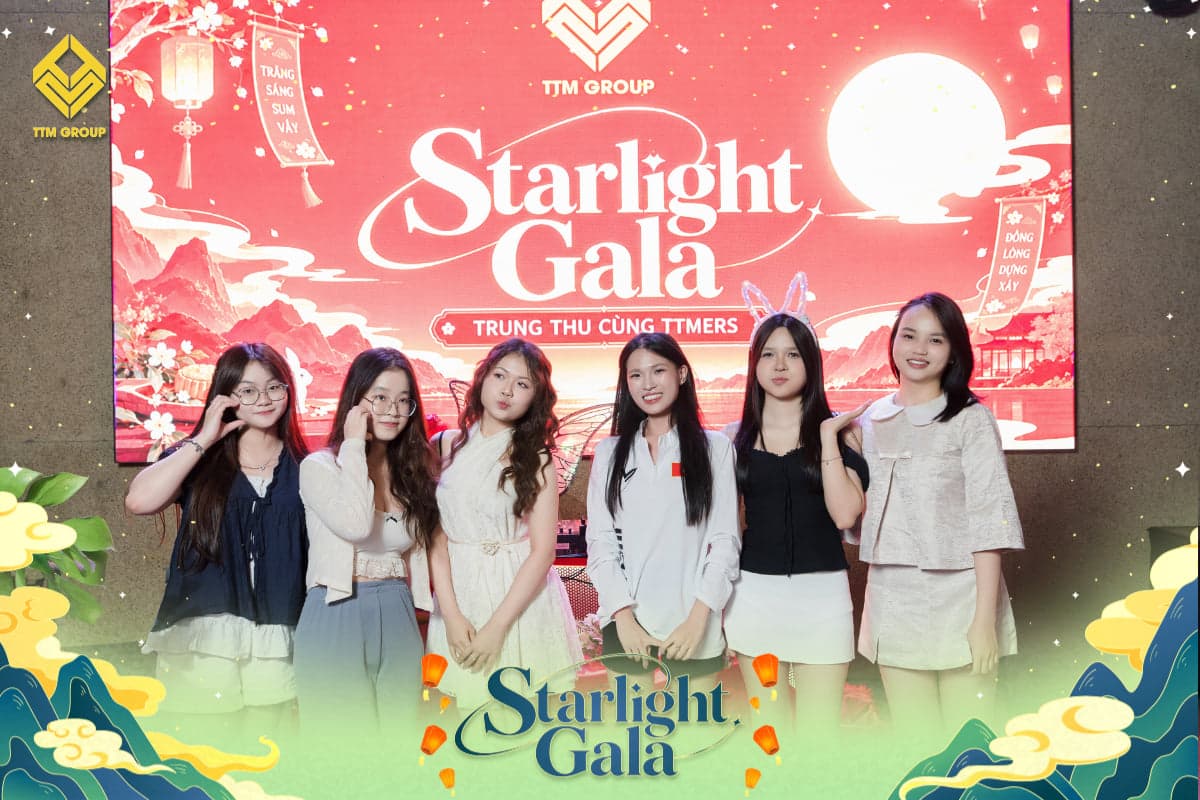 Các đội chụp ảnh kỷ niệm trước sân khấu Starlight Gala