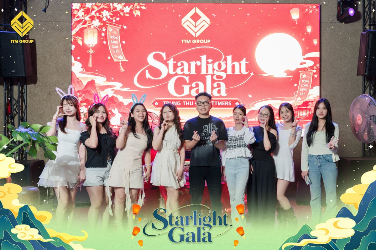 Các đội chụp ảnh kỷ niệm trước sân khấu Starlight Gala