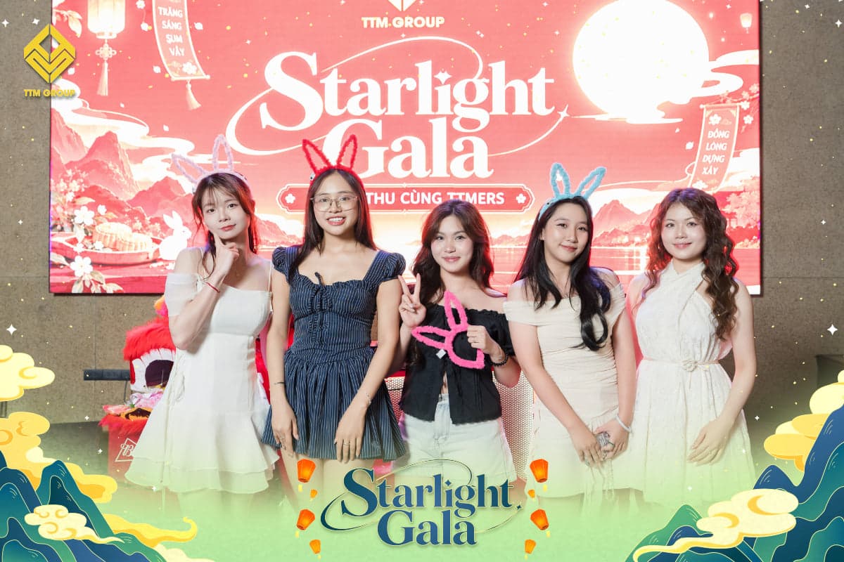 Các đội chụp ảnh kỷ niệm trước sân khấu Starlight Gala