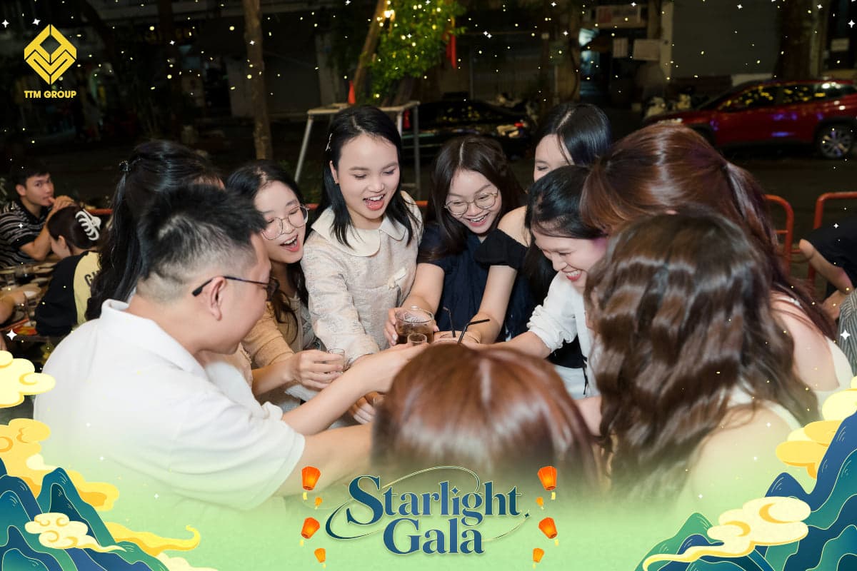 Nâng ly chúc mừng cùng đồng nghiệp trong đêm Trung Thu