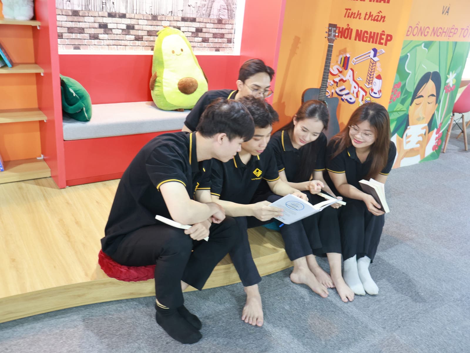 Đội ngũ ngồi trao đổi ở khu vực đệm mềm