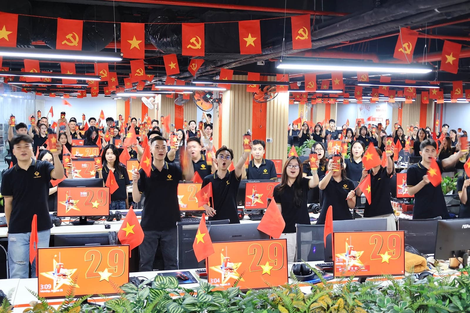Văn phòng trang trí dịp Quốc khánh cùng toàn đội ngũ