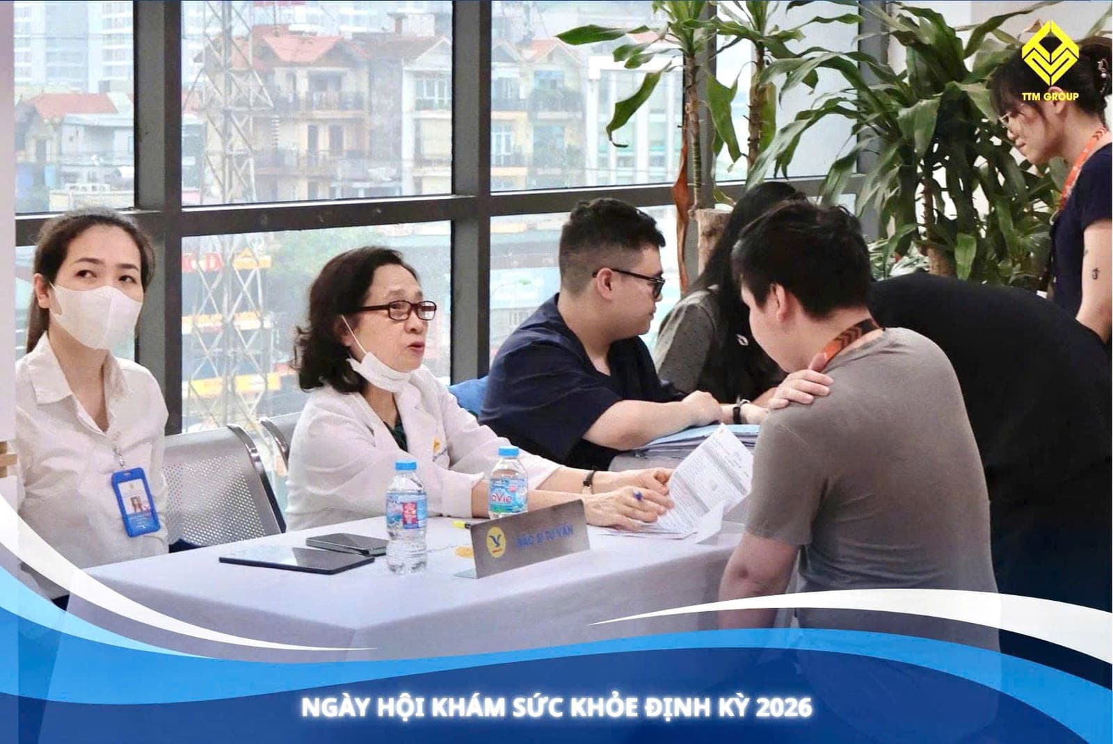 Bác sĩ tư vấn cho đội ngũ trong ngày khám sức khỏe