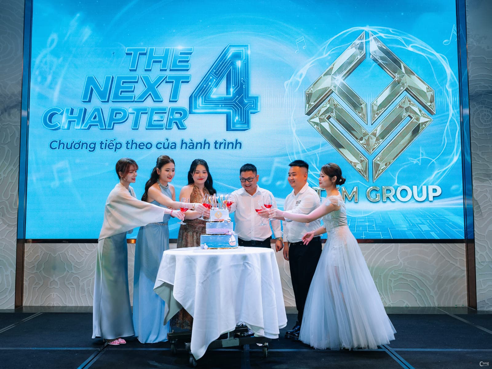 Lễ kỷ niệm thành lập công ty với nghi thức cắt bánh