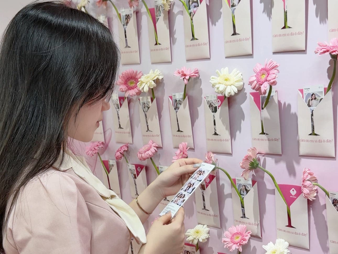 Tường hoa dựng cho chương trình mừng ngày Phụ nữ