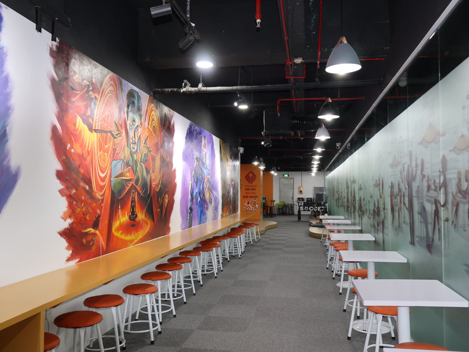 Hành lang tranh tường và quầy bar phục vụ giờ nghỉ