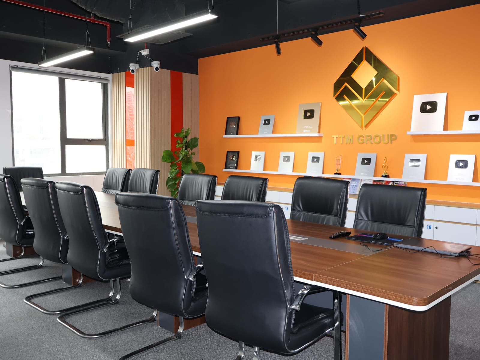 Phòng họp lớn với bảng thành tích của công ty