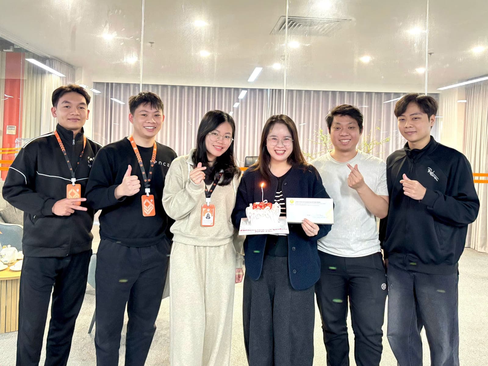 Mừng sinh nhật thành viên ngay tại văn phòng