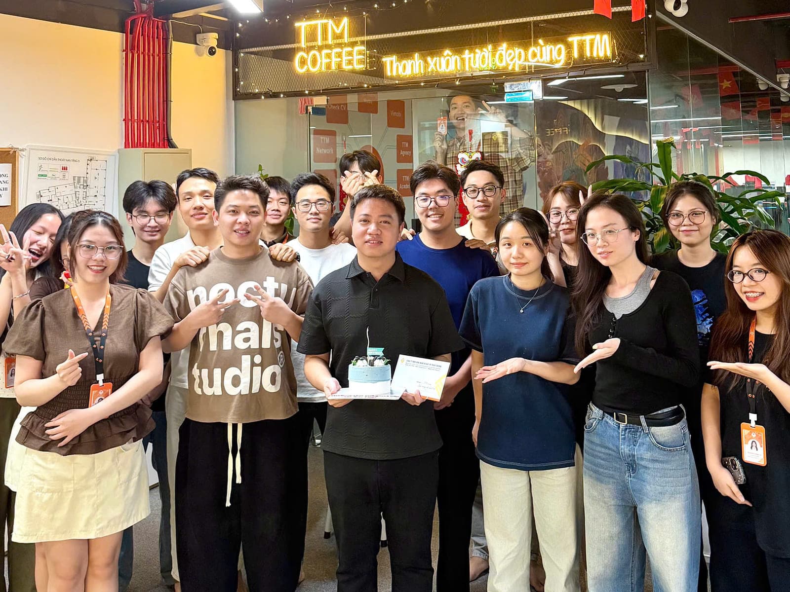 Trao quà sinh nhật tại khu TTM Coffee