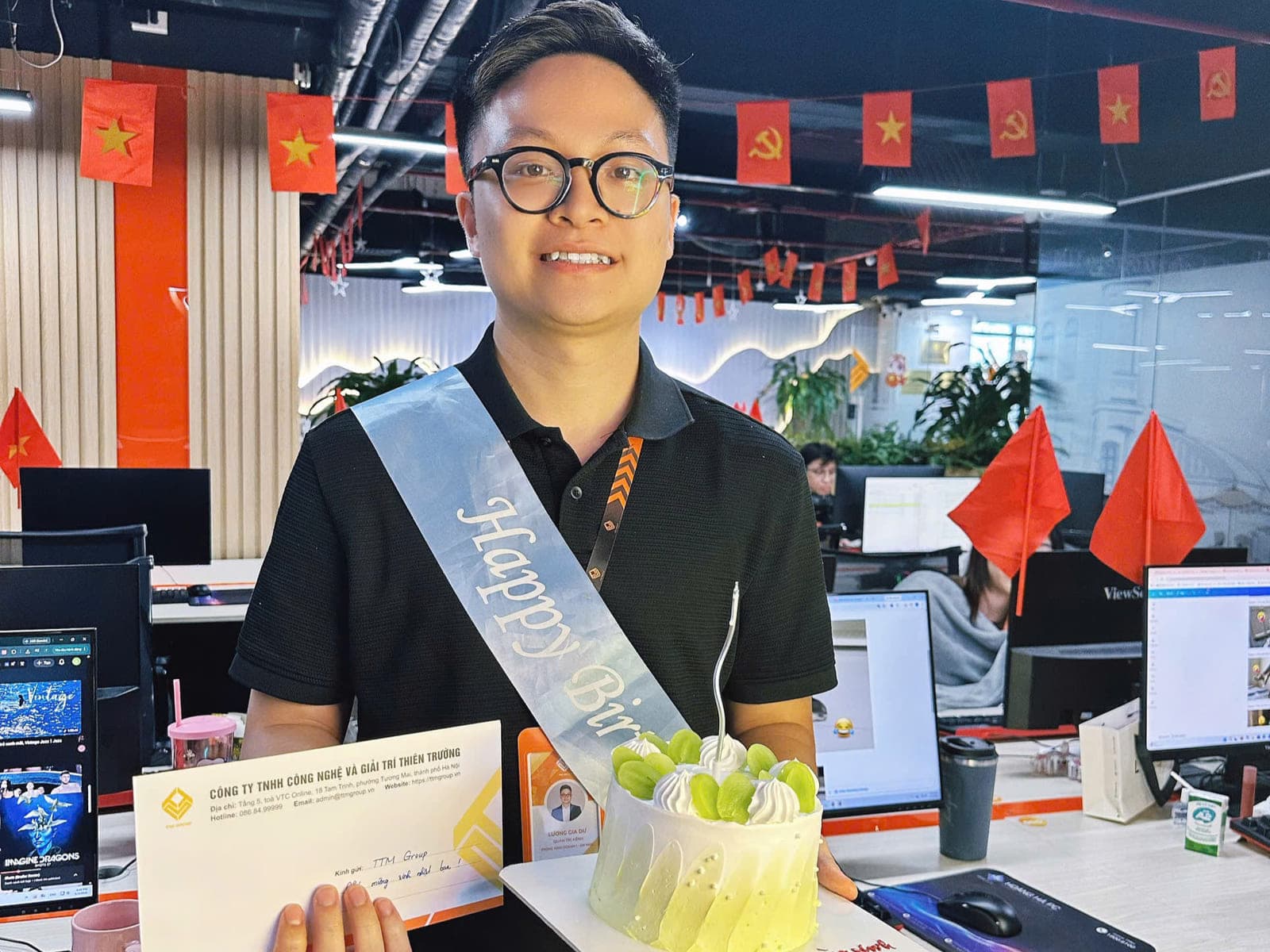 Nhận bánh và thiệp chúc mừng từ công ty