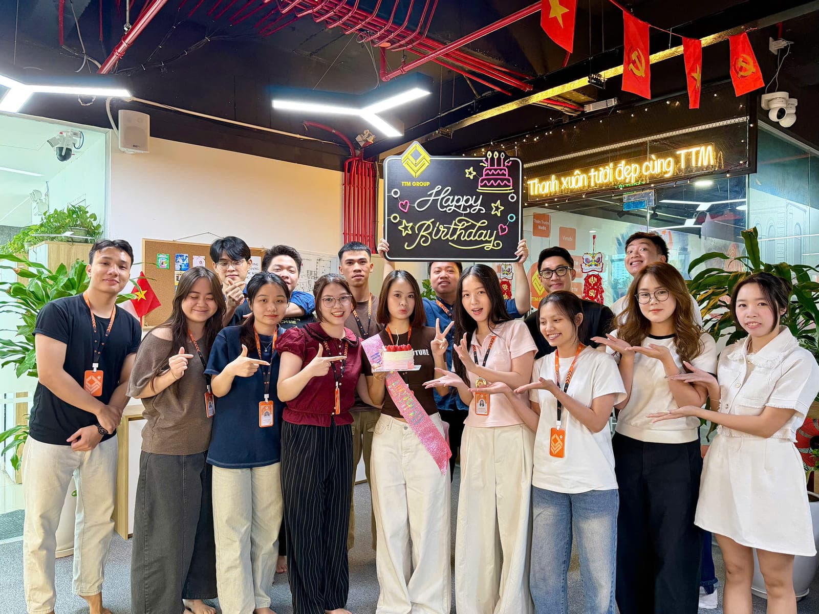 Sinh nhật tháng được tổ chức ngay giữa khu làm việc