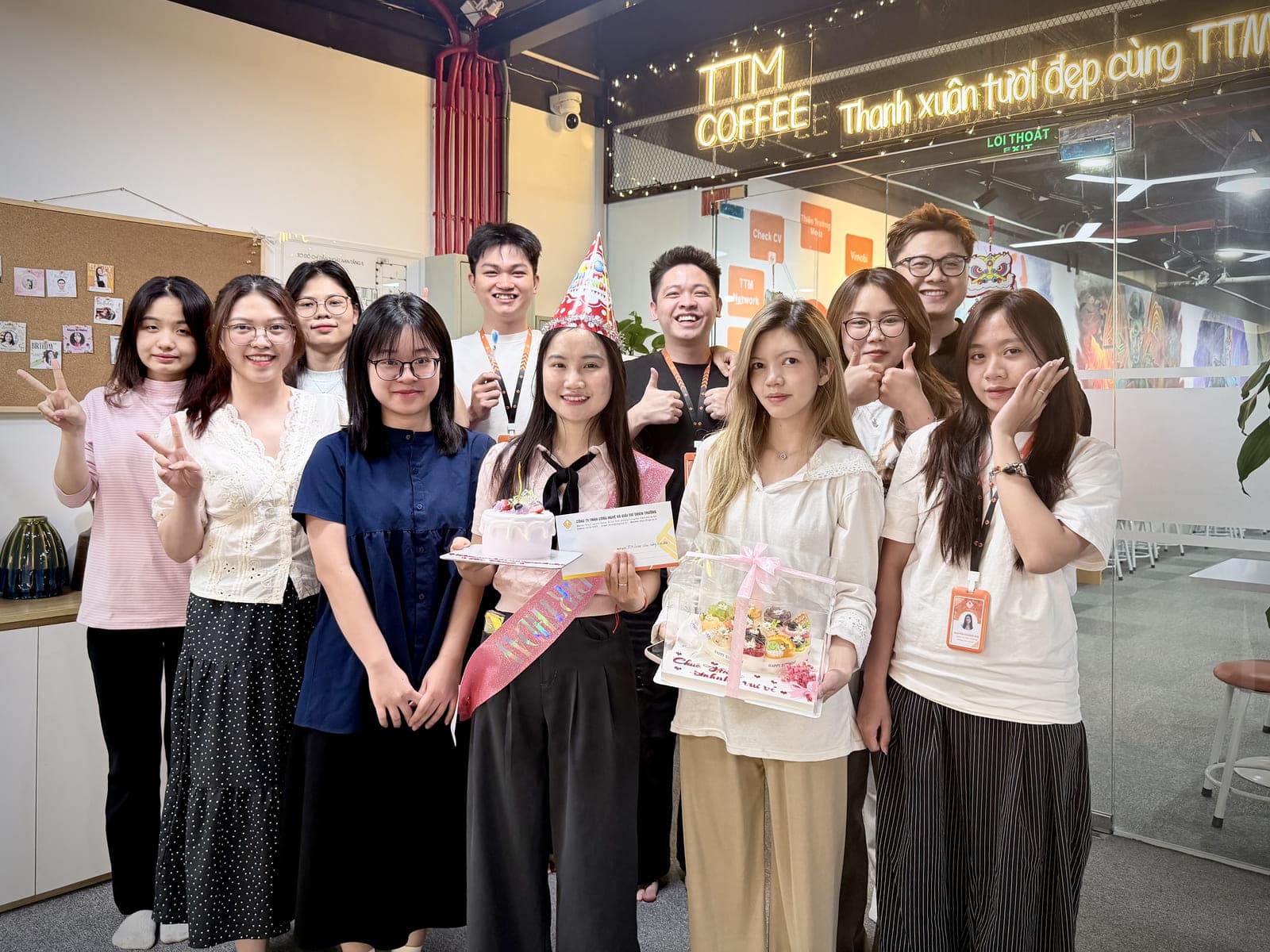 Cả phòng chụp ảnh kỷ niệm buổi sinh nhật
