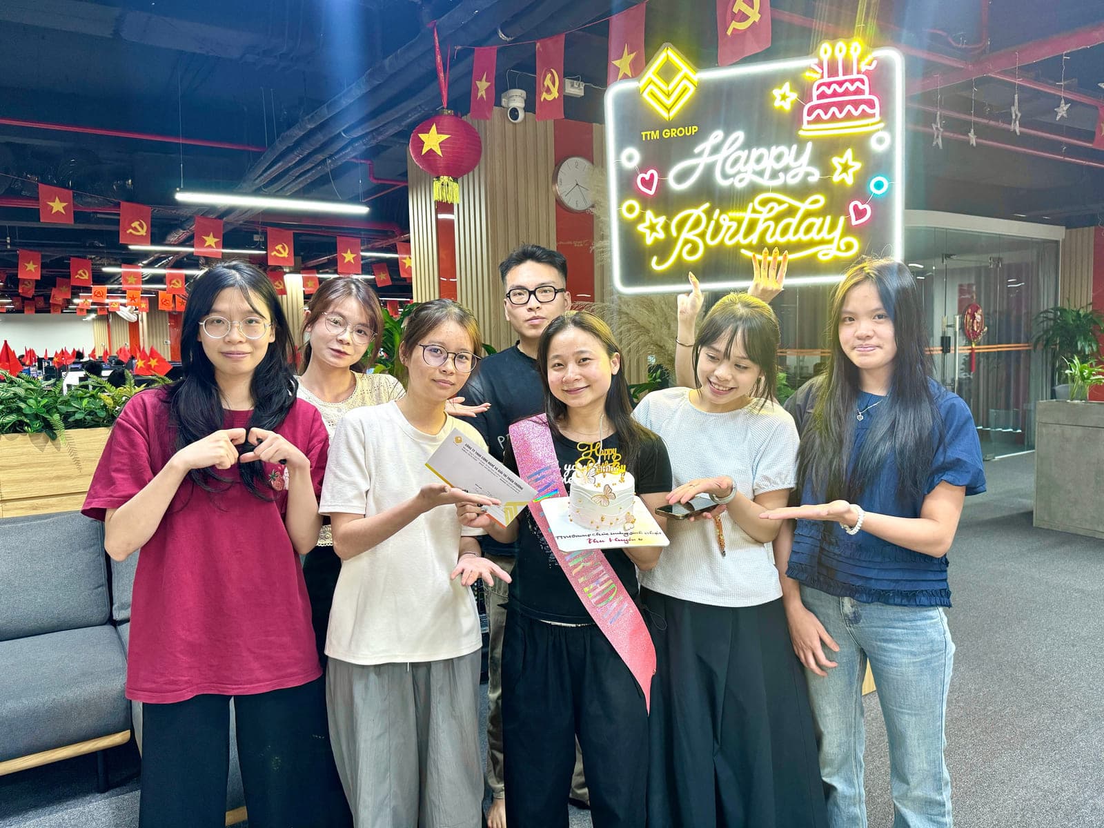 Không khí buổi sinh nhật hằng tháng tại văn phòng