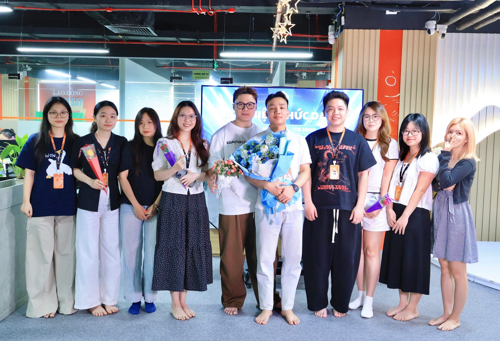 Trao hoa chúc mừng các cá nhân có thành tích nổi bật