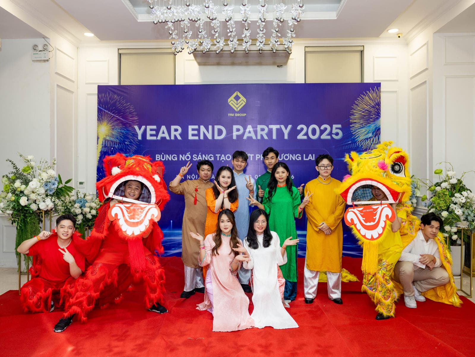 Màn múa lân mở màn Year End Party