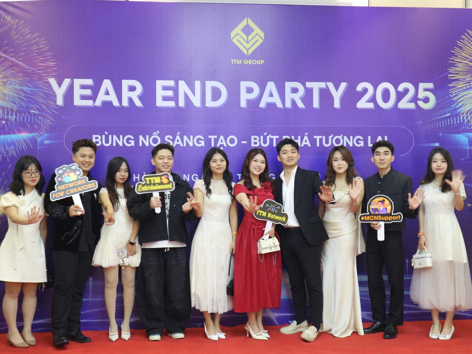 Đội ngũ chụp ảnh tại backdrop Year End Party 2025