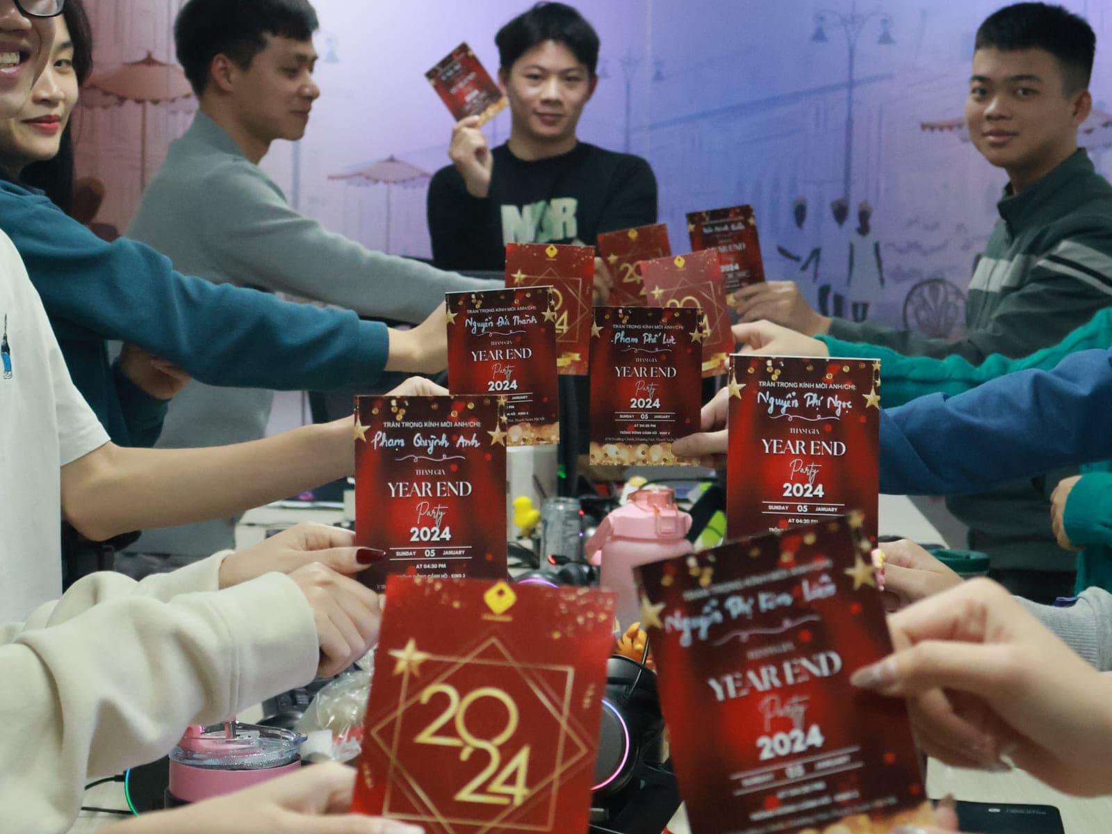 Nhận thiệp mời tiệc tổng kết cuối năm