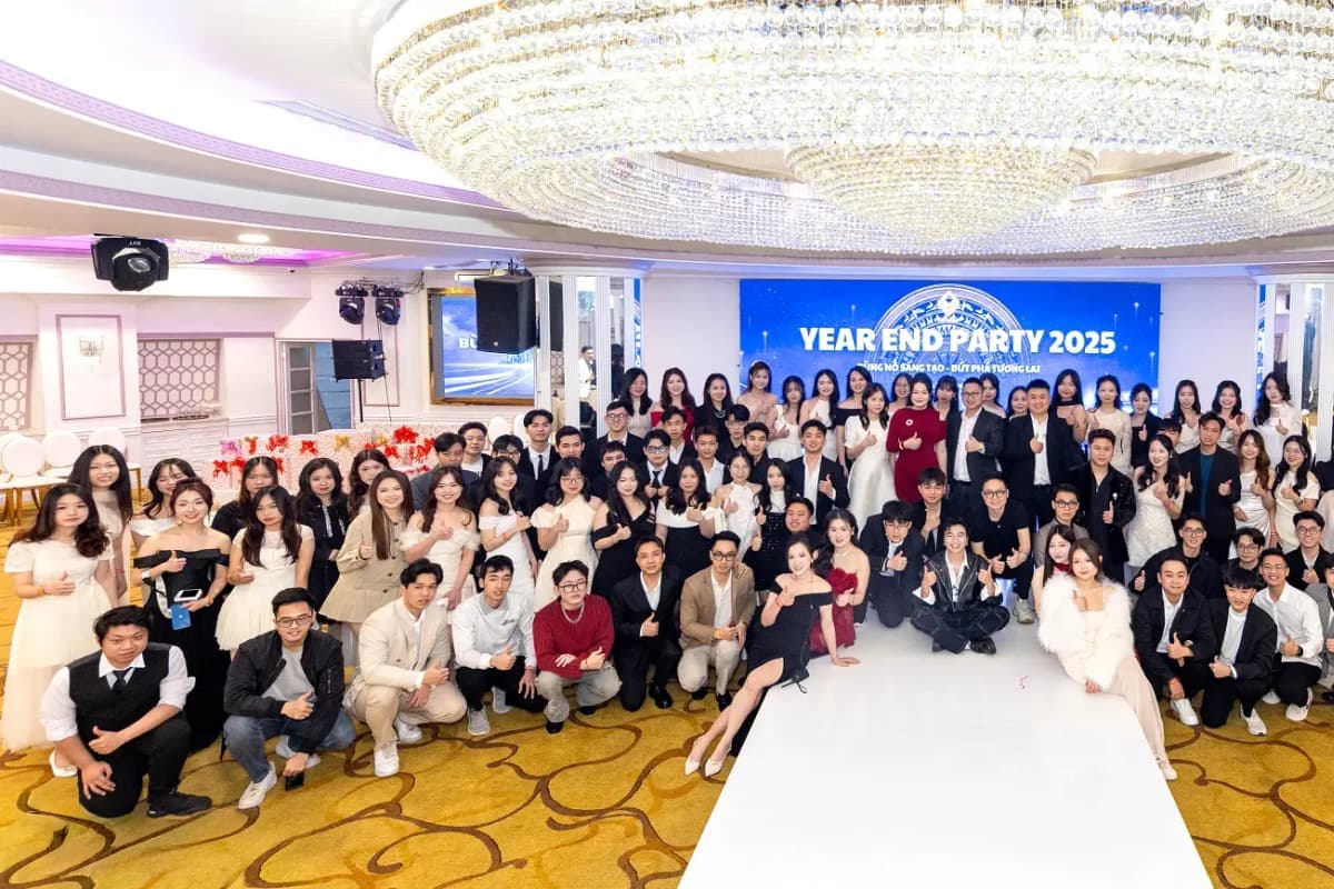 Year End Party — buổi tiệc tổng kết cuối năm của toàn công ty