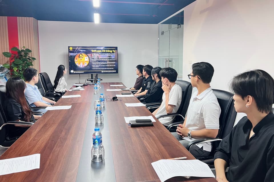 Buổi họp chuyên môn trong phòng họp lớn