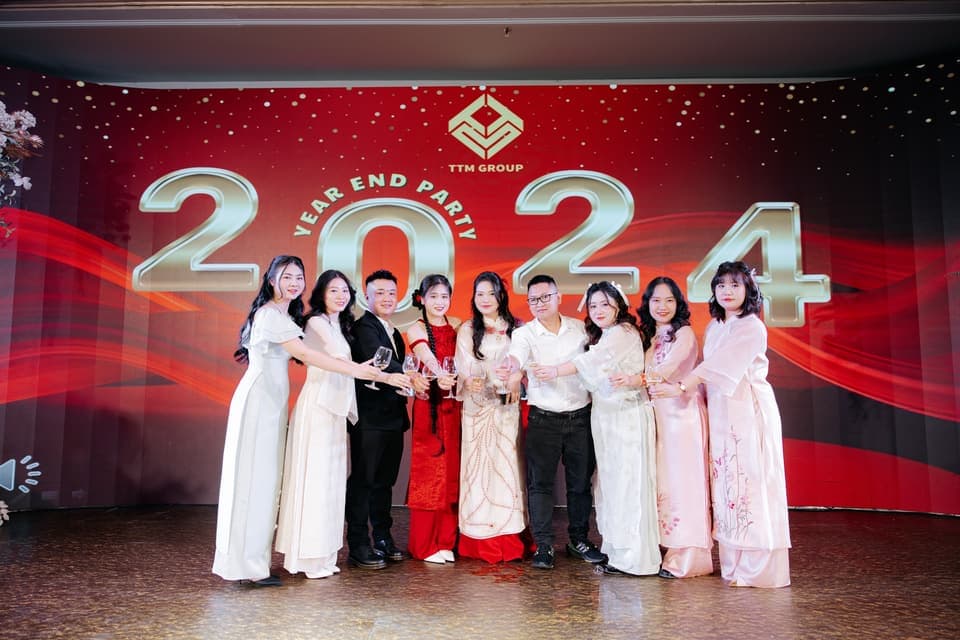 Toàn đội trong một chương trình do TTM Group tổ chức
