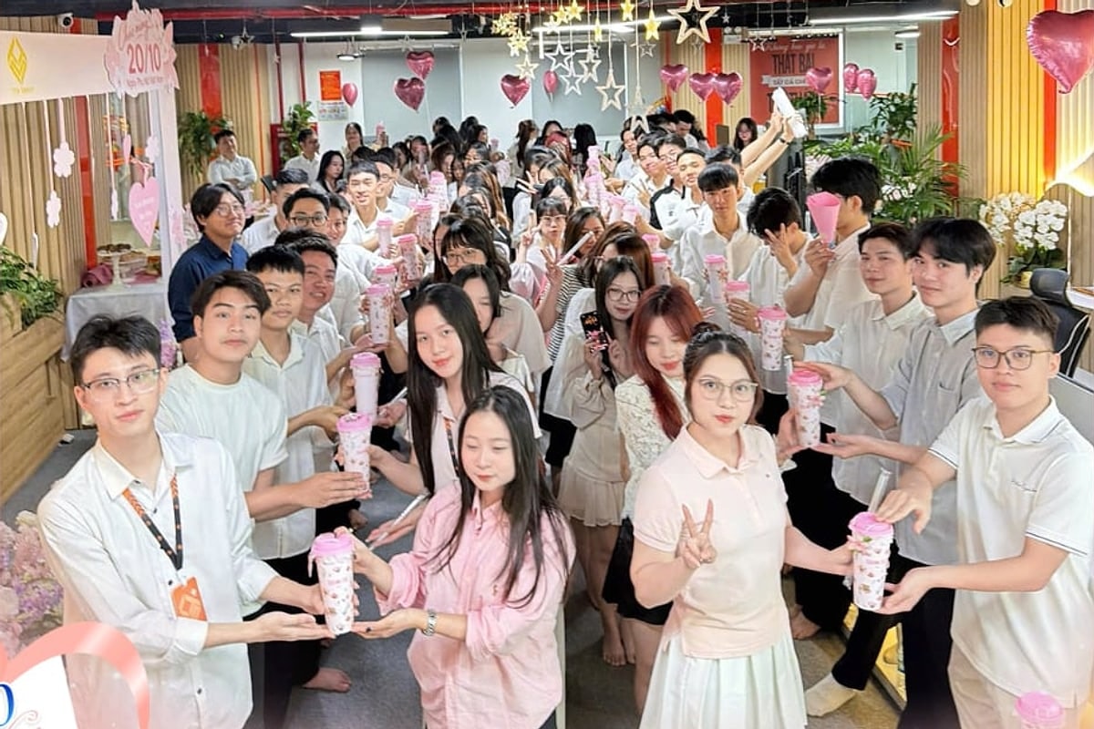 Các bạn nam TTM Group trao quà tặng đồng nghiệp nữ ngày 20/10