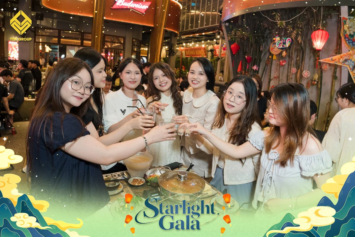 Nâng ly chúc mừng cùng đồng nghiệp trong đêm Trung Thu